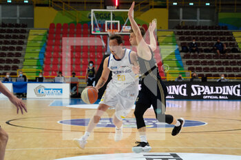 2021-05-24 - Guido Rosselli - Scaligera Basket Tezenis Verona contrastato da Nik Raivio - Urania Basket Milano - PLAYOFF TEZENIS VERONA VS URANIA MILANO (GARA 2) - ITALIAN SERIE A2 - BASKETBALL