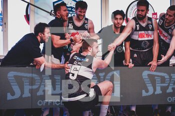 2021-05-27 - Cepic e la panchina in esultanza (Eurobasket Roma) - EUROBASKET ROMA VS FORLì - ITALIAN SERIE A2 - BASKETBALL