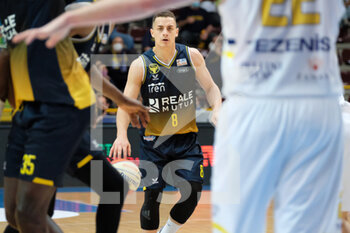 2021-06-10 - Alessandro Cappelletti - - Reale Mutua Basket Torino porta palla. - SEMIFINALI PLAYOFF GARA 3 - TEZENIS VERONA VS REALE MUTUA TORINO - ITALIAN SERIE A2 - BASKETBALL