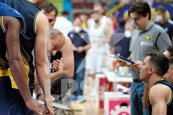 2021-06-10 - Demis Cavina - Head Coach - Reale Mutua Basket Torino durante un time-out. - SEMIFINALI PLAYOFF GARA 3 - TEZENIS VERONA VS REALE MUTUA TORINO - ITALIAN SERIE A2 - BASKETBALL