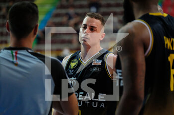 2021-06-10 - Lorenzo Penna - Reale Mutua Basket Torino protesta con l’arbitro. - SEMIFINALI PLAYOFF GARA 3 - TEZENIS VERONA VS REALE MUTUA TORINO - ITALIAN SERIE A2 - BASKETBALL