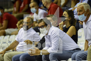 2020-08-30 - Spettatori con mascherina seduti a bordo campo - BASKET ALLIANZ PALLACANESTRO TRIESTE VS DOLOMITI ENERGIA TRENTINO - ITALIAN SUPERCOPPA - BASKETBALL