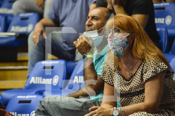 2020-08-30 - Spettatori con mascherina seduti a bordo campo - BASKET ALLIANZ PALLACANESTRO TRIESTE VS DOLOMITI ENERGIA TRENTINO - ITALIAN SUPERCOPPA - BASKETBALL