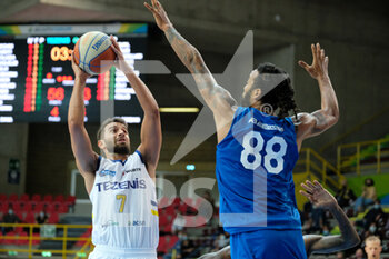 2020-10-10 - Giovanni Tomassini - Scaligera Basket Tezenis Verona al tiro in sospensione. - TEZENIS VERONA VS AGRIBERTOCCHI ORZINUOVI - SUPERCOPPA LNP - BASKETBALL