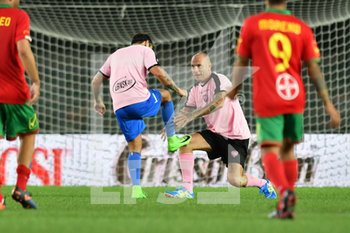 2020-09-03 - Clementino pulisce le scarpe a Fede dopo il gol - PARTITA DEL CUORE 2020 - OTHER - SOCCER