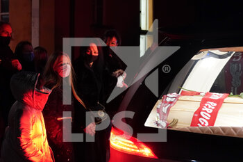 2020-12-12 - federica cappelletti la moglie di paolo rossi con le figlie accompagnano il feretro di paolo rossi - ARRIVO DEL FERETRO DI PAOLO ROSSI A PERUGIA - OTHER - SOCCER