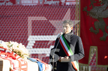 2020-12-13 - andrea romizzi (sindaco di perugia) durante il discorso per ricordare paolo rossi - COMMEMORAZIONE PER PAOLO ROSSI ALLO STADIO CURI DI PERUGIA - OTHER - SOCCER