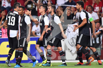 2019-08-17 - Paulo Dybala della Juventus, al centro, esulta con i compagni dopo il suo gol. - AMICHEVOLE 2019 - TRIESTINA VS JUVENTUS - FRIENDLY MATCH - SOCCER