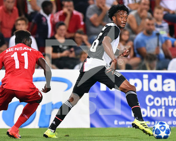 2019-08-17 - Juan Cuadrado della Juventus contrastato da Davis Mensah della Triestina. - AMICHEVOLE 2019 - TRIESTINA VS JUVENTUS - FRIENDLY MATCH - SOCCER