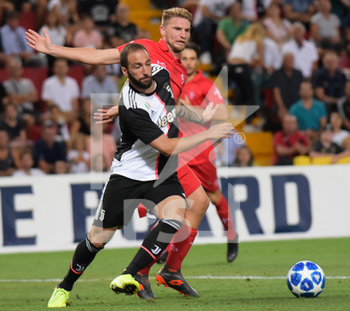2019-08-17 - Gonzalo Higuain della Juventus contrastato da Paulo Rolime de Genova della Triestina. - AMICHEVOLE 2019 - TRIESTINA VS JUVENTUS - FRIENDLY MATCH - SOCCER
