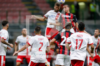 2020-09-05 - Nicola Mosti (AC Monza) assiste allo scontro aereo in area di rigore dopo calcio d’angolo per il Milan - MILAN VS MONZA - FRIENDLY MATCH - SOCCER