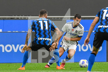 2020-09-19 - Samuele Birindelli (Pisa) salta Aleksandar Kolarov (Inter) - INTER VS PISA - FRIENDLY MATCH - SOCCER
