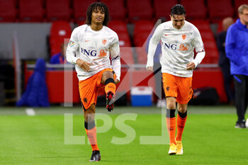 2020-11-11 - Nathan Ake and Steven Berghuis of The Netherlands warm up before the International Friendly football match between Netherlands and Spain on november 11, 2020 at Johan Cruijff Arena in Amsterdam, Netherlands - Photo Marcel ter Bals / Orange Pictures / DPPI - FRIENDLY FOOTBALL MATCH BETWEEN NETHERLANDS AND SPAIN - FRIENDLY MATCH - SOCCER