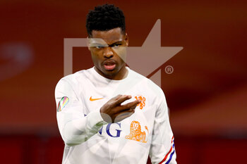 2020-11-11 - Denzel Dumfries of The Netherlands warms up before the International Friendly football match between Netherlands and Spain on november 11, 2020 at Johan Cruijff Arena in Amsterdam, Netherlands - Photo Marcel ter Bals / Orange Pictures / DPPI - FRIENDLY FOOTBALL MATCH BETWEEN NETHERLANDS AND SPAIN - FRIENDLY MATCH - SOCCER