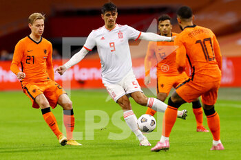 2020-11-11 - Frenkie de Jong of The Netherlands, Gerard Moreno of Spain, Memphis Depay of The Netherlands during the International Friendly football match between Netherlands and Spain on november 11, 2020 at Johan Cruijff Arena in Amsterdam, Netherlands - Photo Marcel ter Bals / Orange Pictures / DPPI - FRIENDLY FOOTBALL MATCH BETWEEN NETHERLANDS AND SPAIN - FRIENDLY MATCH - SOCCER