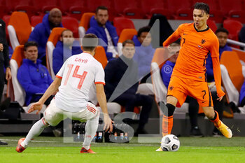 2020-11-11 - Jose Gaya of Spain, Steven Berghuis of The Netherlands during the International Friendly football match between Netherlands and Spain on november 11, 2020 at Johan Cruijff Arena in Amsterdam, Netherlands - Photo Marcel ter Bals / Orange Pictures / DPPI - FRIENDLY FOOTBALL MATCH BETWEEN NETHERLANDS AND SPAIN - FRIENDLY MATCH - SOCCER
