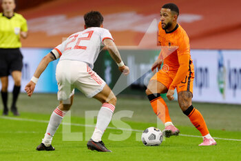 2020-11-11 - Hector Bellerin of Spain, Memphis Depay of The Netherlands during the International Friendly football match between Netherlands and Spain on november 11, 2020 at Johan Cruijff Arena in Amsterdam, Netherlands - Photo Marcel ter Bals / Orange Pictures / DPPI - FRIENDLY FOOTBALL MATCH BETWEEN NETHERLANDS AND SPAIN - FRIENDLY MATCH - SOCCER
