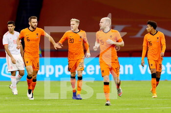 2020-11-11 - Donny van de Beek (20) of The Netherlands celebrates after his goal with teammates during the International Friendly football match between Netherlands and Spain on november 11, 2020 at Johan Cruijff Arena in Amsterdam, Netherlands - Photo Marcel ter Bals / Orange Pictures / DPPI - FRIENDLY FOOTBALL MATCH BETWEEN NETHERLANDS AND SPAIN - FRIENDLY MATCH - SOCCER