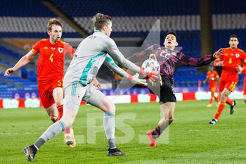 2021-03-27 - Mexico forward Hirving Lozano (22) and Wales goalkeeper Wayne Hennessey (1) during the international friendly football match between Wales and Mexico on March 27, 2021 at the Cardiff City Stadium in Cardiff, Wales - Photo Gruffydd Thomas / ProSportsImages / DPPI - WALES AND MEXICO - FRIENDLY MATCH - SOCCER