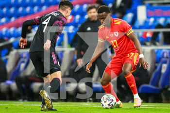 2021-03-27 - Wales forward Rabbi Matondo (17) takes on Mexico defender Edson Álvarez (4) during the international friendly football match between Wales and Mexico on March 27, 2021 at the Cardiff City Stadium in Cardiff, Wales - Photo Gruffydd Thomas / ProSportsImages / DPPI - WALES AND MEXICO - FRIENDLY MATCH - SOCCER