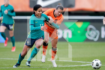 2021-04-13 - Mary Fowler of Australia and Sherida Spitse of The Netherlands during the Women's International Friendly match between Netherlands and Australia on April 13, 2021 at Goffertstadion in Nijmegen, Netherlands - Photo Broer van den Boom / Orange Pictures / DPPI - AMICHEVOLE NAZIONALE FEMMINILE 2021 - PAESI BASSI VS AUSTRALIA - FRIENDLY MATCH - SOCCER
