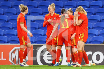 2021-04-13 - Wales Jess Fishlock (10) celebrates scoring the equalising goal with her team mates during the International Women's Friendly football match between Wales and Denmark on April 13, 2021 at the Cardiff City Stadium in Cardiff, Wales - Photo Dan Minto / ProSportsImages / DPPI - AMICHEVOLE FEMMINILE 2021 - GALLES VS DANIMARCA - FRIENDLY MATCH - SOCCER