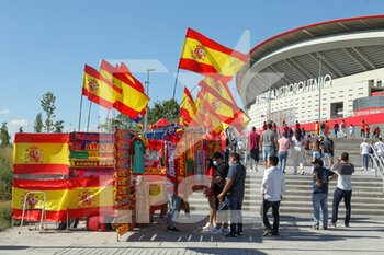 2021-06-04 - Fans around the stadium before the international friendly football match between Spain and Portugal on june 4, 2021 at Wanda Metropolitano stadium in Madrid, Spain - Photo Irina R Hipolito / Spain DPPI / DPPI - FRIENDLY FOOTBALL MATCH 2021 BETWEEN SPAIN VS PORTUGAL - FRIENDLY MATCH - SOCCER