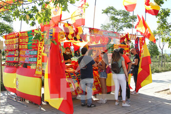2021-06-04 - Fans around the stadium before the international friendly football match between Spain and Portugal on june 4, 2021 at Wanda Metropolitano stadium in Madrid, Spain - Photo Irina R Hipolito / Spain DPPI / DPPI - FRIENDLY FOOTBALL MATCH 2021 BETWEEN SPAIN VS PORTUGAL - FRIENDLY MATCH - SOCCER