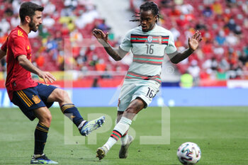 2021-06-04 - Jose Gaya of Spain and Renato Sanches of Portugal during the international friendly football match between Spain and Portugal on june 4, 2021 at Wanda Metropolitano stadium in Madrid, Spain - Photo Irina R Hipolito / Spain DPPI / DPPI - FRIENDLY FOOTBALL MATCH 2021 BETWEEN SPAIN VS PORTUGAL - FRIENDLY MATCH - SOCCER