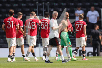 2021-07-18 - Ole Gunnar Solskjaer Manager of Manchester United with the team at full time during the Pre-Season Friendly football match between Derby County and Manchester United on July 18, 2021 at the Pride Park in Derby, England - Photo Nigel Keene / ProSportsImages / DPPI - FRIENDLY MATCH BETWEEN DERBY COUNTY AND MANCHESTER UNITED  - FRIENDLY MATCH - SOCCER