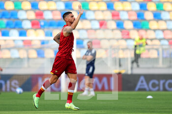 2021-07-25 - Lorenzo Pellegrini of Roma greets his supporters during warm up before the Friendly Pre-Season football match between AS Roma and Debrecen on July 25, 2021 at Stadio Benito Stirpe in Frosinone, Italy - Photo Federico Proietti / DPPI - FRIENDLY PRE-SEASON - AS ROMA AND DEBRECEN - FRIENDLY MATCH - SOCCER