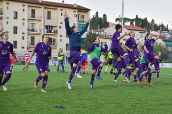 2018-12-08 - La Fiorentina festeggia la vittoria davanti ai tifosi - FLORENTIA VS FIORENTINA WOMEN'S - WOMEN ITALIAN CUP - SOCCER