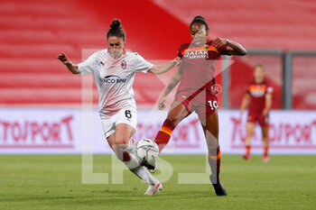 2021-05-30 - Lindsey Thomas (AS Roma) contrasted by Laura Fusetti (AC Milan) - FINALE - MILAN VS ROMA - WOMEN ITALIAN CUP - SOCCER
