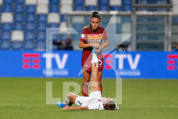 2021-05-30 - Annamaria Serturini (AS Roma) helps an injured Valentina Bergamaschi (AC Milan) - FINALE - MILAN VS ROMA - WOMEN ITALIAN CUP - SOCCER