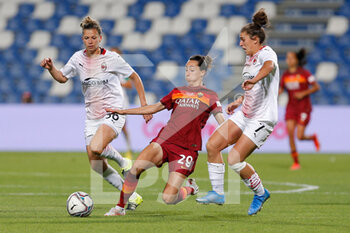 2021-05-30 - Laura Agard (AC Milan), Valentina Bergamaschi (AC Milan) and Paloma Lazaro (AS Roma) contrast - FINALE - MILAN VS ROMA - WOMEN ITALIAN CUP - SOCCER
