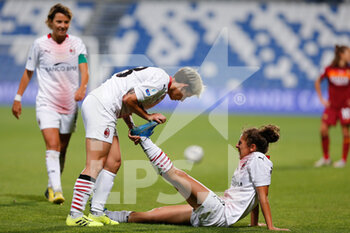 2021-05-30 - Claudia Mauri (AC Milan) helps Valentina Bergamaschi (AC Milan) cramping on the ground - FINALE - MILAN VS ROMA - WOMEN ITALIAN CUP - SOCCER