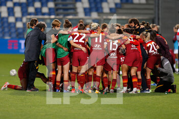 2021-05-30 - AS Roma players in circle before penalty shootout - FINALE - MILAN VS ROMA - WOMEN ITALIAN CUP - SOCCER