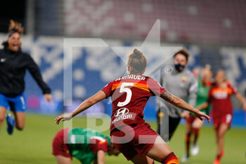 2021-05-30 - Vanessa Bernauer (AS Roma) celebrating with the team after scoring the decisive penalty - FINALE - MILAN VS ROMA - WOMEN ITALIAN CUP - SOCCER