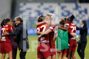 2021-05-30 - AS Roma players celebrating the victory of the final - FINALE - MILAN VS ROMA - WOMEN ITALIAN CUP - SOCCER