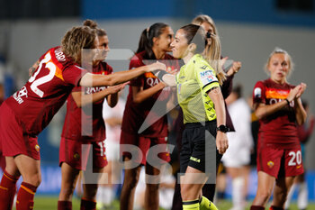 2021-05-30 - AS Roma players cheering the referee - FINALE - MILAN VS ROMA - WOMEN ITALIAN CUP - SOCCER