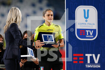 2021-05-30 - The referee receives the award for directing the final - FINALE - MILAN VS ROMA - WOMEN ITALIAN CUP - SOCCER