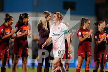 2021-05-30 - Valentina Giacinti (AC Milan) in tears surrounded by AS Roma players - FINALE - MILAN VS ROMA - WOMEN ITALIAN CUP - SOCCER