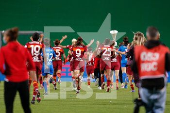 2021-05-30 - AS Roma players running towards their supporters with the cup - FINALE - MILAN VS ROMA - WOMEN ITALIAN CUP - SOCCER