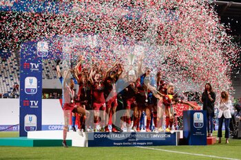2021-05-30 - AS Roma players celebration after winning the Coppa Italia - FINALE - MILAN VS ROMA - WOMEN ITALIAN CUP - SOCCER