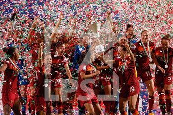 2021-05-30 - AS Roma players celebration after winning the Coppa Italia - FINALE - MILAN VS ROMA - WOMEN ITALIAN CUP - SOCCER