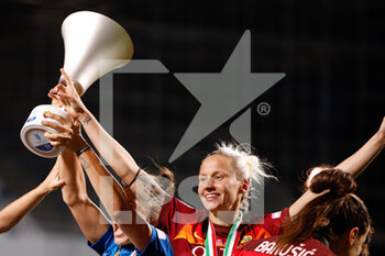 2021-05-30 - AS Roma players celebrate the Coppa Italia final victory - FINALE - MILAN VS ROMA - WOMEN ITALIAN CUP - SOCCER