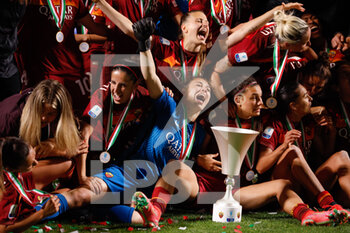 2021-05-30 - AS Roma players celebrate after winning the Coppa Italia - FINALE - MILAN VS ROMA - WOMEN ITALIAN CUP - SOCCER