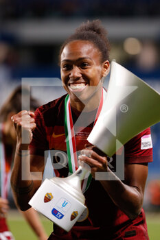 2021-05-30 - Lindsey Thomas (AS Roma) celebrates after winning the Coppa Italia - FINALE - MILAN VS ROMA - WOMEN ITALIAN CUP - SOCCER