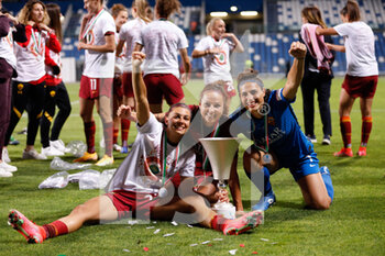2021-05-30 - Rachele Baldi (AS Roma), Vanessa Bernauer (AS Roma) and Agnese Bonfantini (AS Roma) celebrate after winning the Coppa Italia - FINALE - MILAN VS ROMA - WOMEN ITALIAN CUP - SOCCER