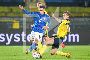 2020-11-18 - Giacomo Raspadori (Italia) e Benjamin Nygren (Svezia) - QUALIFICAZIONI EUROPEI - ITALIA U21 VS SVEZIA - UEFA EUROPEAN - SOCCER